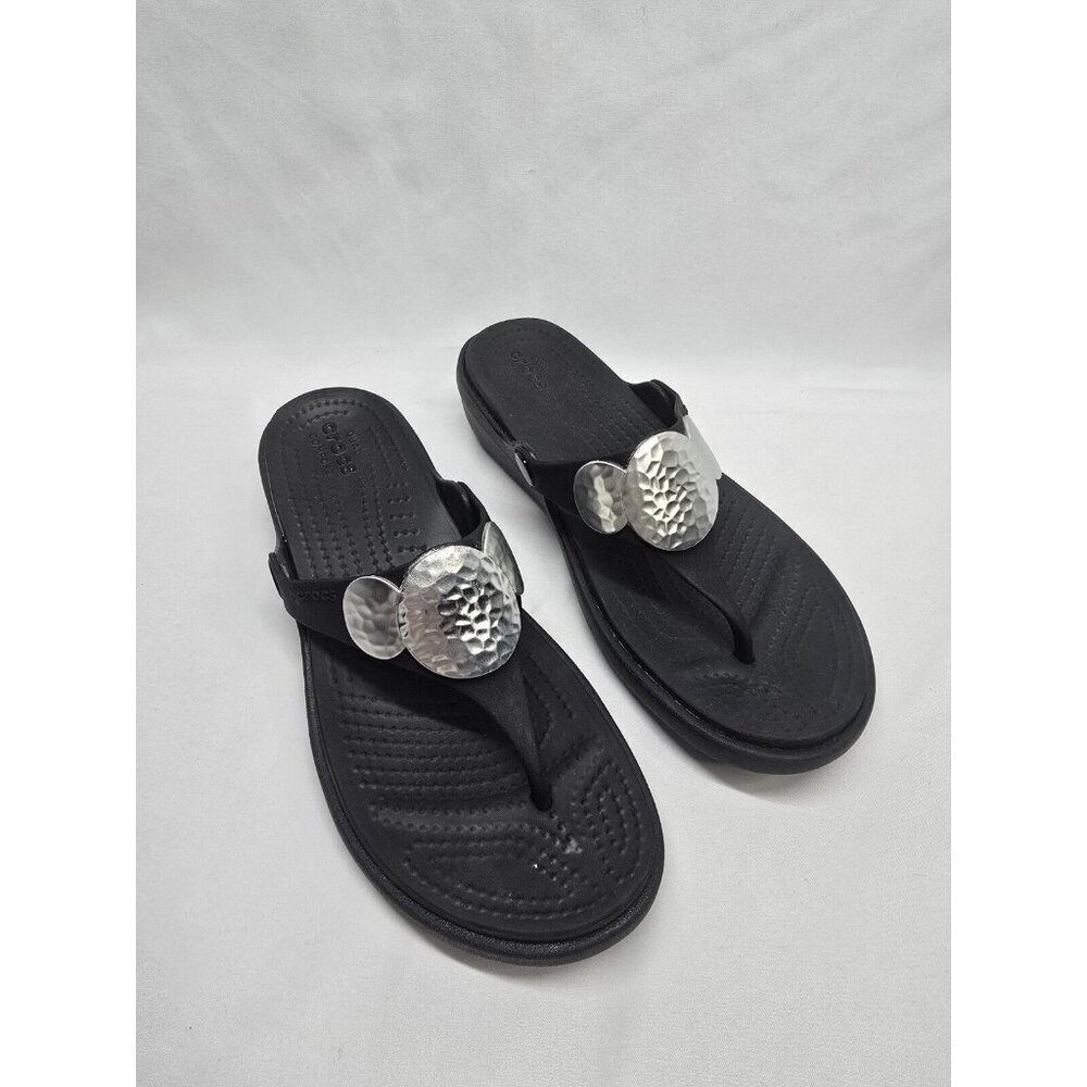 Crocs Womens 7 Sanrah Hammered Metal Circle Wedge Thong Black Sandals- FLAWED